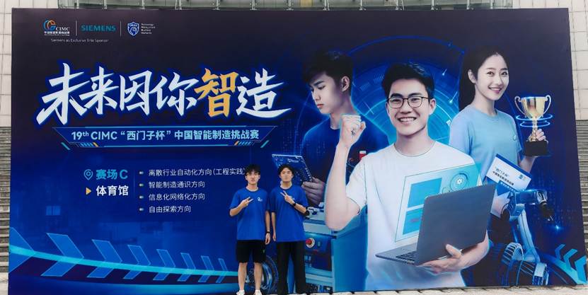 图片包含 站, 对着, 女人, 球拍AI 生成的内容可能不正确。